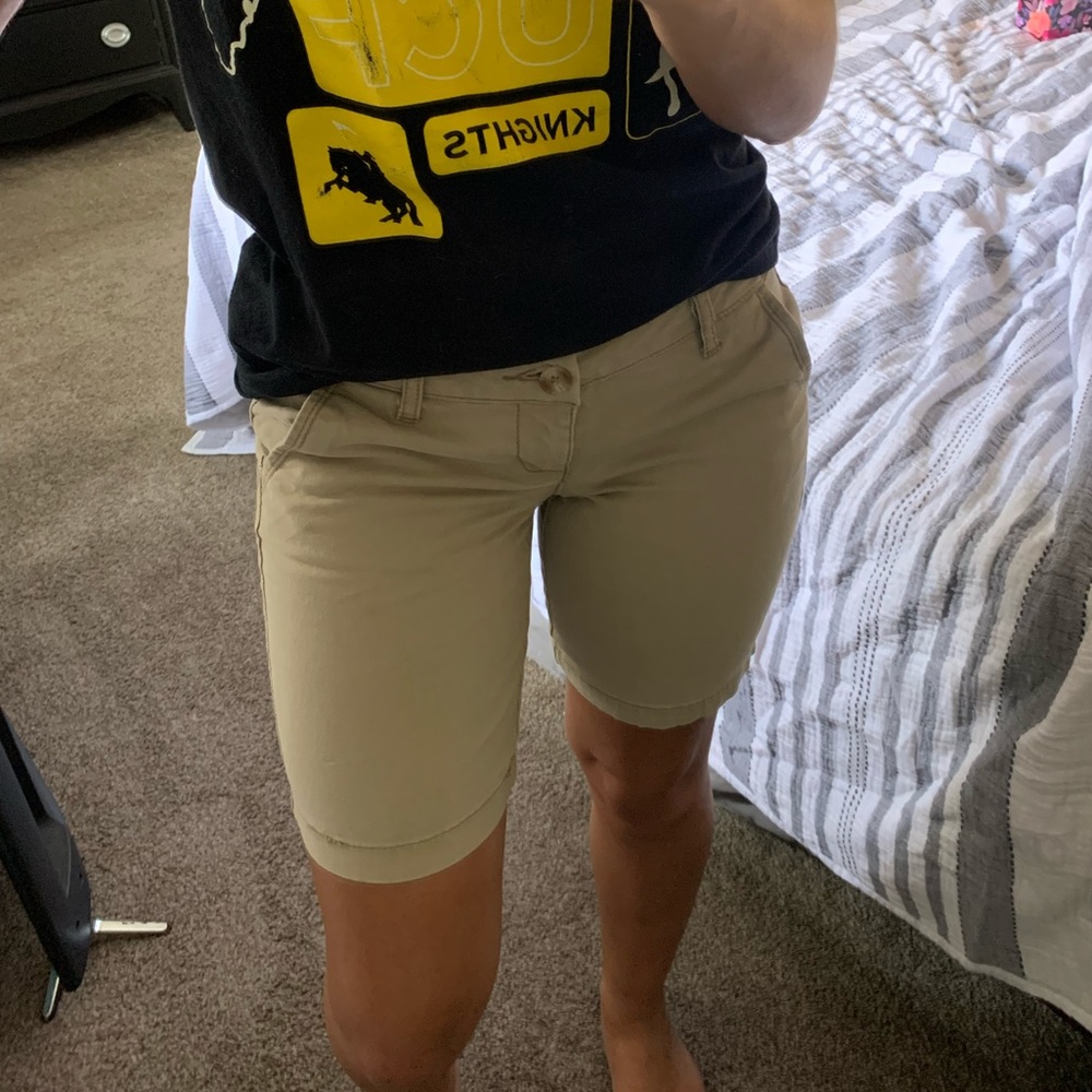 Khaki Bermudas